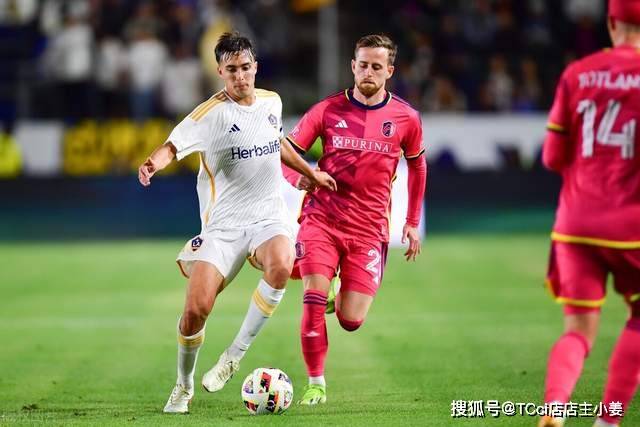 闫鹏飞22+12上海2-1晋级八强 首钢4人被驱逐